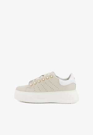 Sneaker platform beige con suola bianca, occhielli perlacei, prese d'aria laterali traforate e linguetta posteriore bianca lucida.