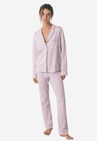 Gestreept pyjama-set in lichtpaars en wit, bestaande uit een knopsluitingenhemd met een kraag en zak, en bijpassende loszittende broek.