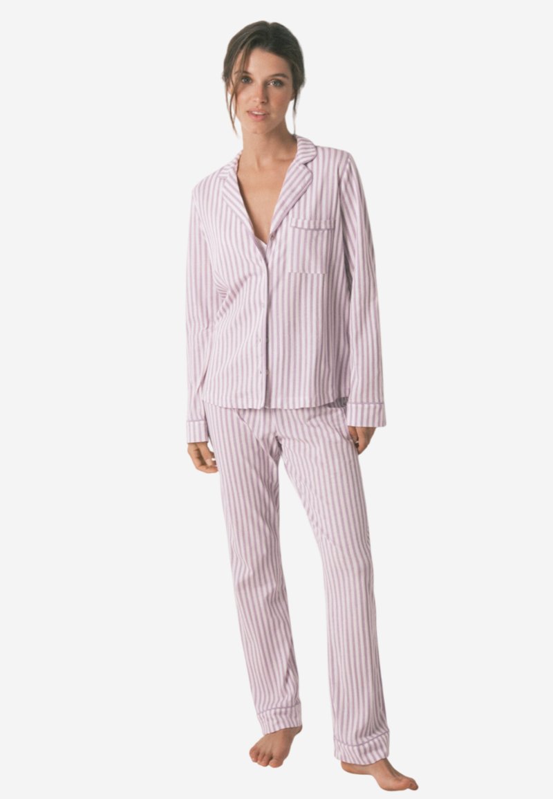 Gestreept pyjama-set in lichtpaars en wit, bestaande uit een knopsluitingenhemd met een kraag en zak, en bijpassende loszittende broek.