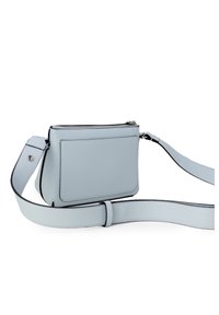Jasnoniebieska skórzana torebka na ramię z zamkiem na górze, regulowanym paskiem oraz przednią kieszenią z tłoczonym logo. Gładka faktura.