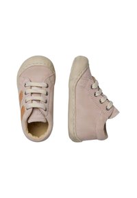 Scarpe in suede rosa con suole in gomma bianca. Tra le caratteristiche troviamo i lacci, un piccolo logo laterale e strisce di accentuazione color cuoio. Texture liscia, forma arrotondata.