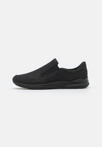 Chaussures noires à enfiler avec une tige en cuir lisse, un col rembourré, des panneaux latéraux élastiques et une semelle en caoutchouc texturée pour l'adhérence.