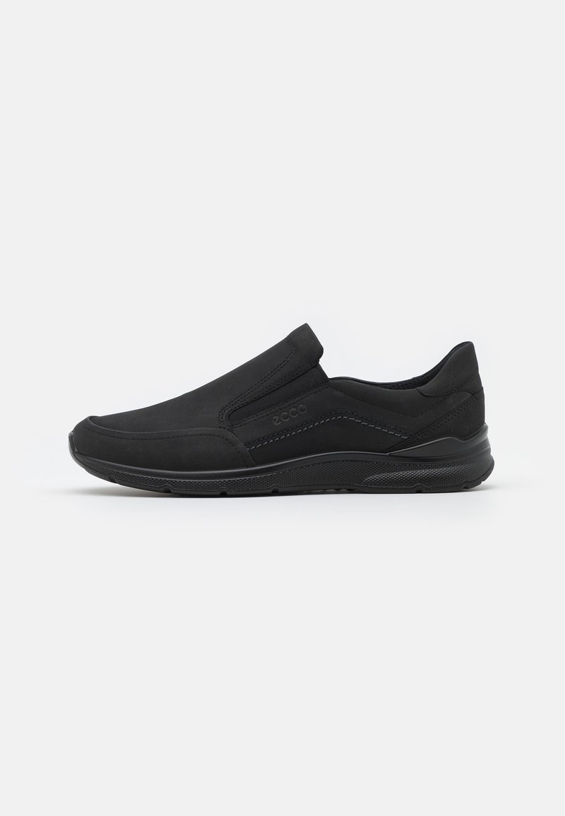 Chaussures noires à enfiler avec une tige en cuir lisse, un col rembourré, des panneaux latéraux élastiques et une semelle en caoutchouc texturée pour l'adhérence.