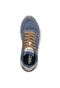 Grijze en blauwe sneaker van suède en mesh materialen. Beschikt over tan kleurige veters, een gevoerde kraag en een crèmekleurige rubberen zool. Merken zijn zichtbaar op de binnenzool.