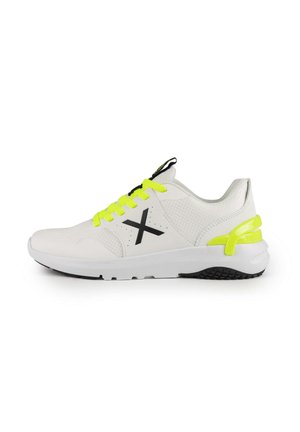 Scarpa da ginnastica bianca con lacci giallo neon e supporto al tallone, suola nera con battistrada e logo "X" nero sul lato.