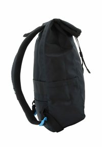 Zaino nero con design a roll-top, realizzato in tessuto resistente. Presenta spallacci regolabili, una tasca laterale e dettagli blu.