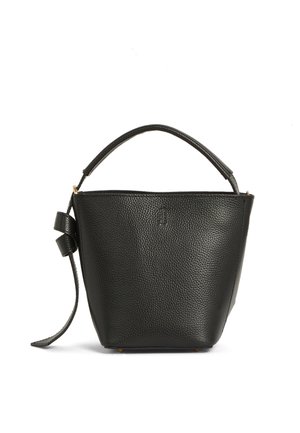 Schwarze, strukturiert genarbte Leder-Bucket-Tasche mit einem einzelnen oberen Griff und dekorativem Riemendetail an der Seite, aufrecht stehend vor weißem Hintergrund.