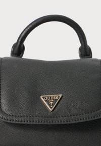 Schwarze, strukturierte Lederhandtasche mit einer klaren Form, ausgestattet mit einem kleinen Oberhandgriff und einem goldenen, dreieckigen Logo-Detail.