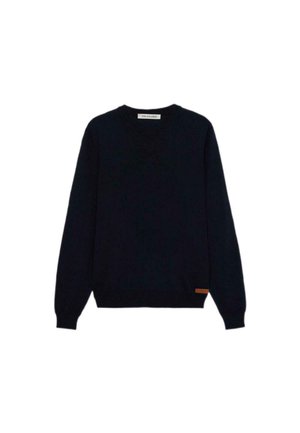 Navyblauer V-Ausschnitt-Pullover aus weichem Strickmaterial, mit langen Ärmeln und einem orangen Markenetikett auf der unteren linken Seite.