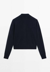 Granatowy sweter z długim rękawem i kołnierzykiem, wykonany z miękkiego materiału, z dopasowanym dołem i ściągaczami przy mankietach.