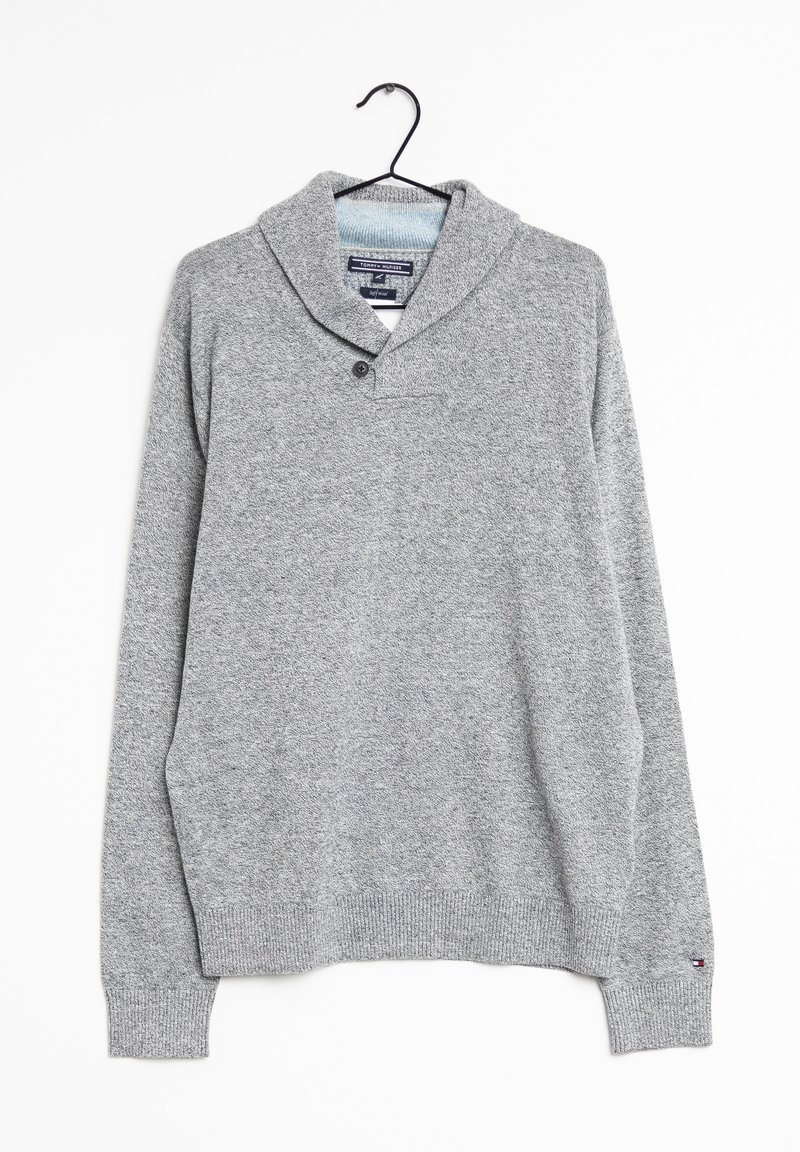 Grau gestrickter Pullover mit Schalkragen, zwei Knöpfen und gerippten Bündchen und Saum. Verfügt über einen strukturierten Stoff und ein kleines Logo am Saum.