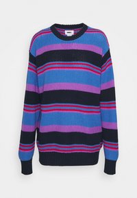 Randig tröja i blått, lila, svart och rött. Stickad textur med rundad halsringning och ribbade ärmslut. Löst skuren.