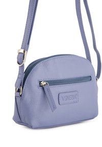Hellblau-lila Leder Crossbody-Tasche mit runder Form, zippbarem Hauptfach, Fronttasche mit Reißverschluss und silberfarbenen Hardware-Details.