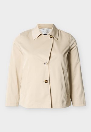 Beige lättviktsjacka med långa ärmar, krage, två knappar framtill och sidofickor med slitsar, visad mot en enkel vit bakgrund.