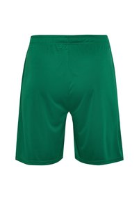 Gröna atletiska shorts med en platt midja, tillverkade av smidig, lättviktsmaterial. Har en lös passform och inga synliga logotyper eller mönster.