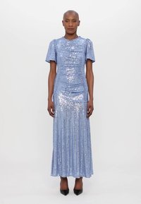 Glanzende blauwe pailletten maxi jurk met korte pofmouwen, een goed aansluitend lijfje en een uitlopende rok; gladde textuur en verticale ontwerp lijnen.