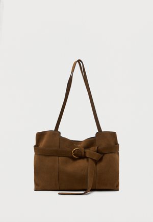 Καφέ τσάντα ώμου από σουέντ με μακριά λουριά και διακοσμητική ζώνη εμπρός με χρυσή αγκράφα, σε απλό φόντο.