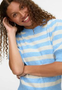 Jasnoniebieski i biały sweter dziewiarski w paski z krótkim rękawem i ribbowanym okrągłym dekoltem, charakteryzujący się miękką fakturą i luźnym krojem.