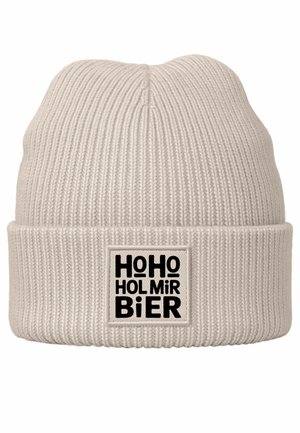 Beige gestrickte Mütze mit geripptem Muster und umgeschlagenem Saum. Verfügt über ein rechteckiges Patch mit schwarzem Text: "HOHO HOL MIR BIER."