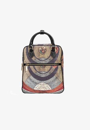 Borsa quadrata con manici neri, tasca frontale con zip e un motivo geometrico multicolore con dettagli testuali circolari.