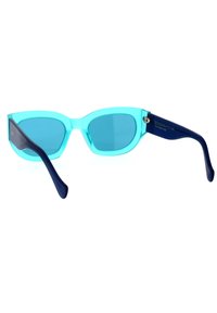 Un paio di occhiali da sole semi-trasparenti turchesi con lenti blu e bracci blu scuro, caratterizzati da un design angolare moderno.