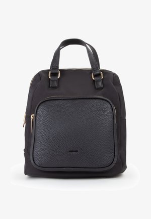 Sac à dos noir en nylon avec une poche avant en cuir noir texturé. Doté de fermetures éclair dorées et de deux poignées supérieures pour le transport. Design minimaliste.