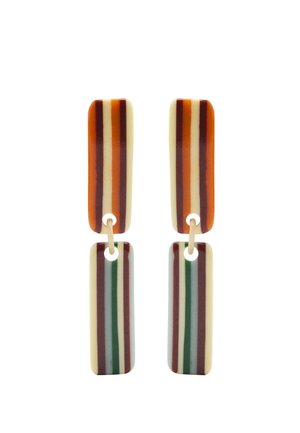 Długie, prostokątne kolczyki wiszące z pionowymi paskami w kolorach brązowym, pomarańczowym, kremowym, zielonym i czerwonym, połączone małymi beżowymi ogniwami.