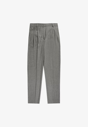 Graue Nadelstreifenhose mit maßgeschneiderter Passform, ausgestattet mit einer vorne gelegten Falte, glatter Textur und Gürtelschlaufen.