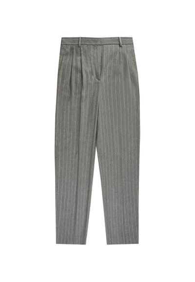Pantalon gris à fines rayures, coupe ajustée, avec un devant plissé, une texture lisse et des passants pour ceinture.