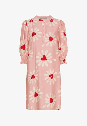 Lyserød kjole med hvide tusindfrydsmønstre og røde hjerter, med en knaplukning og puffede ærmer med elastiske manchetter. Lavet af letvægtsstof.