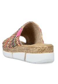 Sandale à glissière tissée avec une texture multicolore, design à dos ouvert, semelle intérieure marron clair et semelle extérieure en caoutchouc blanche. Présente un accent rose près de l'ouverture.