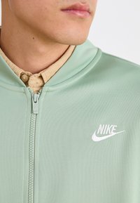 Nike Sportswear CLUB BOMBER - Bluză de trening - jade horizon/washed coral