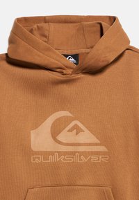 Καφέ φούτερ Quiksilver με μπροστινή τσέπη και εκτυπωμένο λογότυπο κύματος και βουνού στο στήθος.