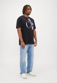Calvin Klein Jeans SCATTERED LOGO TEE - Print T-shirt - lilac/black
