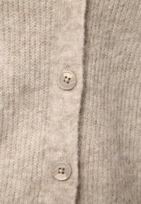 Hellgrauer Strickcardigan mit weicher Textur, versehen mit zwei runden, hellen Knöpfen entlang der Öffnung.