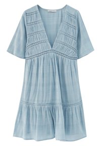 Světle modré bavlněné šaty s výstřihem do V, krátkými rukávy a nařasenými detaily. Obsahují krajkové zdobení a rozšířený, vrstvený střih lemu.