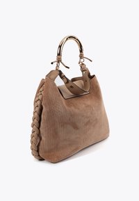 Una borsa a tracolla marrone elegante con una texture a coste e dettagli intrecciati sui lati, dotata di manici corti e una struttura elegante in tonalità oro.