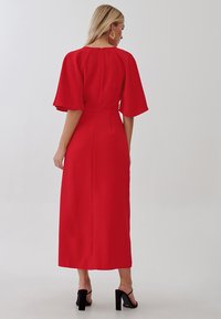 TUSSAH ABIGAIL MIDI - Denné šaty - red