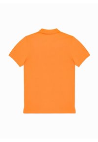 Koszulka polo z krótkim rękawem w jaskrawym pomarańczowym kolorze, z klasycznym kołnierzykiem i gładką, jedwabistą fakturą, bez wzorów czy ozdób.