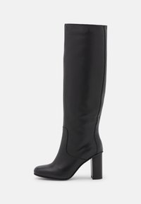 Czarne skórzane botki do kolan na obcasie z gładką teksturą, okrągłym noskiem i blokowym obcasem, które prezentują elegancki, opływowy design.