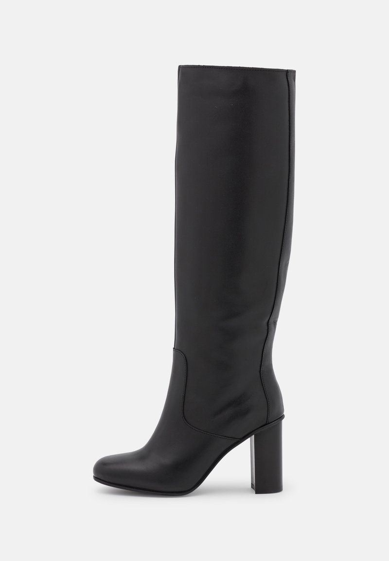 Czarne skórzane botki do kolan na obcasie z gładką teksturą, okrągłym noskiem i blokowym obcasem, które prezentują elegancki, opływowy design.