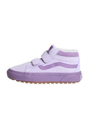 Børn høj top sneaker i nuancer af lys lilla med to velcro stropper, ruskindtekstur og gummisål med slidbane for greb.