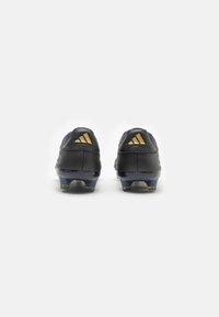 Scarpe da calcio nere con finitura testurizzata, dettagli dorati sul tallone e design curvo per prestazioni ottimali.