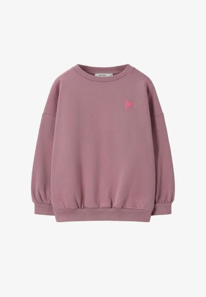 Enfant aux longs cheveux tressés portant un sweat-shirt rose avec le texte "NEVER NOT DANCING" en lettres majuscules au dos.