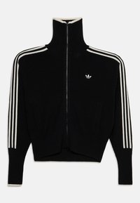 Μαύρο μπουφάν Adidas με πλήρες φερμουάρ και ψηλό γιακά, λευκές τρεις ρίγες στα μανίκια, ριμπ μανσέτες και μικρό λογότυπο Adidas trefoil στο στήθος.