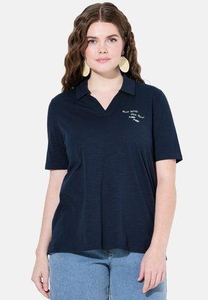 Donkerblauw polo shirt met korte mouwen en V-hals, voorzien van witte geborduurde tekst en vissymbool op de linkerkant van de borst. Zacht, lichtgewicht materiaal.