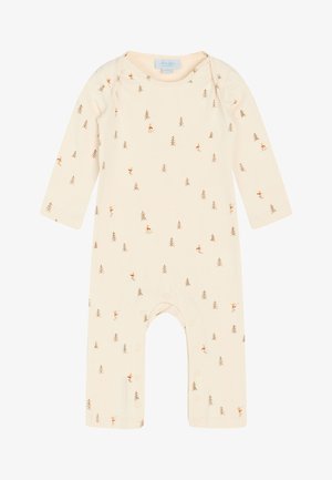 Langärmeliger Babyoverall in hellbeige mit einem Muster aus braunen Bäumen und Skifiguren. Mit Druckknöpfen im Schritt für ein einfaches Ankleiden.