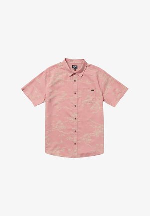 Kortærmet pink skjorte lavet af let stof med et scenisk palmeprint og en enkelt brystlomme. Knappelukning foran.