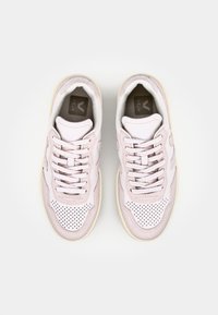 Ljust rosa sneakers med övre i perforerat läder, rund tå och kontrasterande krämfärgad gummisula. Har en mesh-tunga och platta snören.
