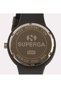 Orologio in gomma nera con retro rotondo in acciaio inossidabile, con inclusi "SUPERGA" e "WATER RESISTANT 3 ATM" incisi sulla superficie.